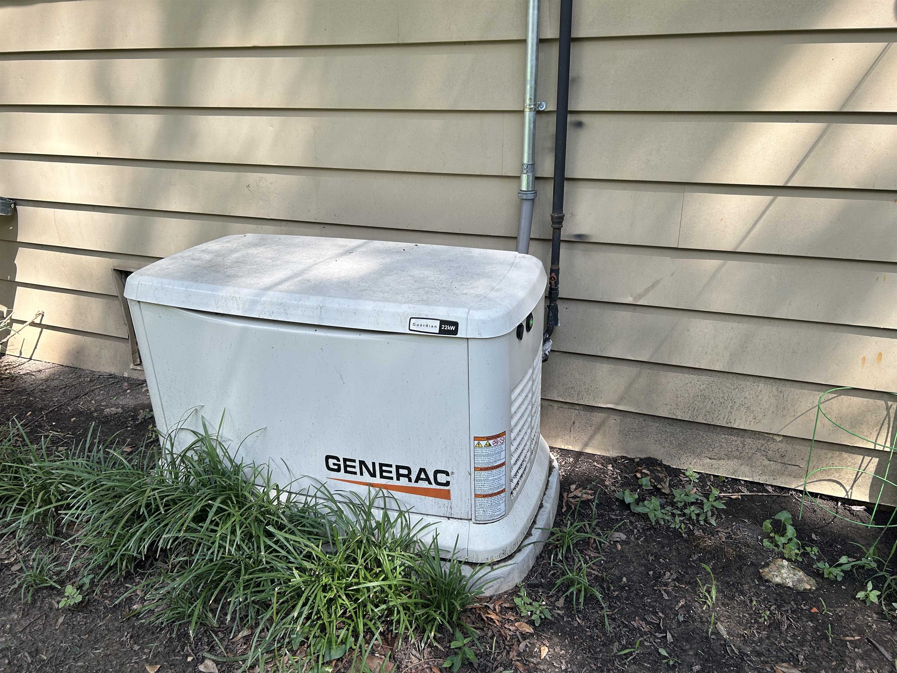 813 Moss Road Memphis, TN 38117 - Photo 13 of 16 Generac whole-house generator positioned along the exterior siding