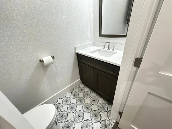 an empty room with closet and a ceiling fan