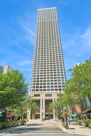 $2,350 | 1030 North State Street, Unit 6F, Chicago, IL 60610