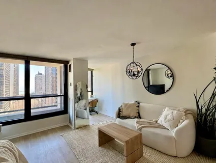 $2,350 | 1030 North State Street, Unit 6F, Chicago, IL 60610