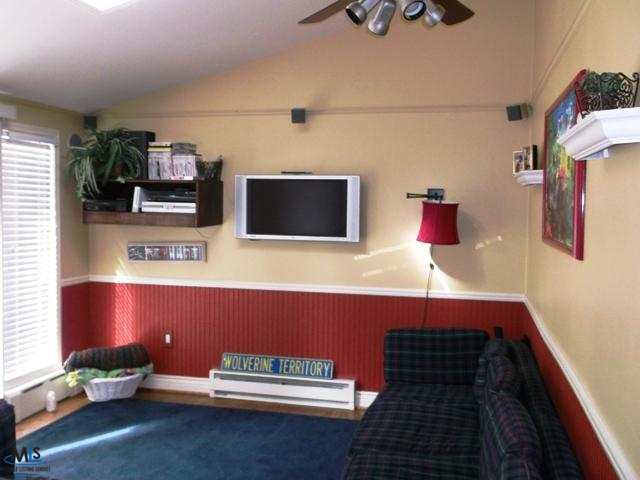 1653 Newcastle Road Grosse Pointe, MI 48236 - Photo 5 of 12 31122321-4.JPG