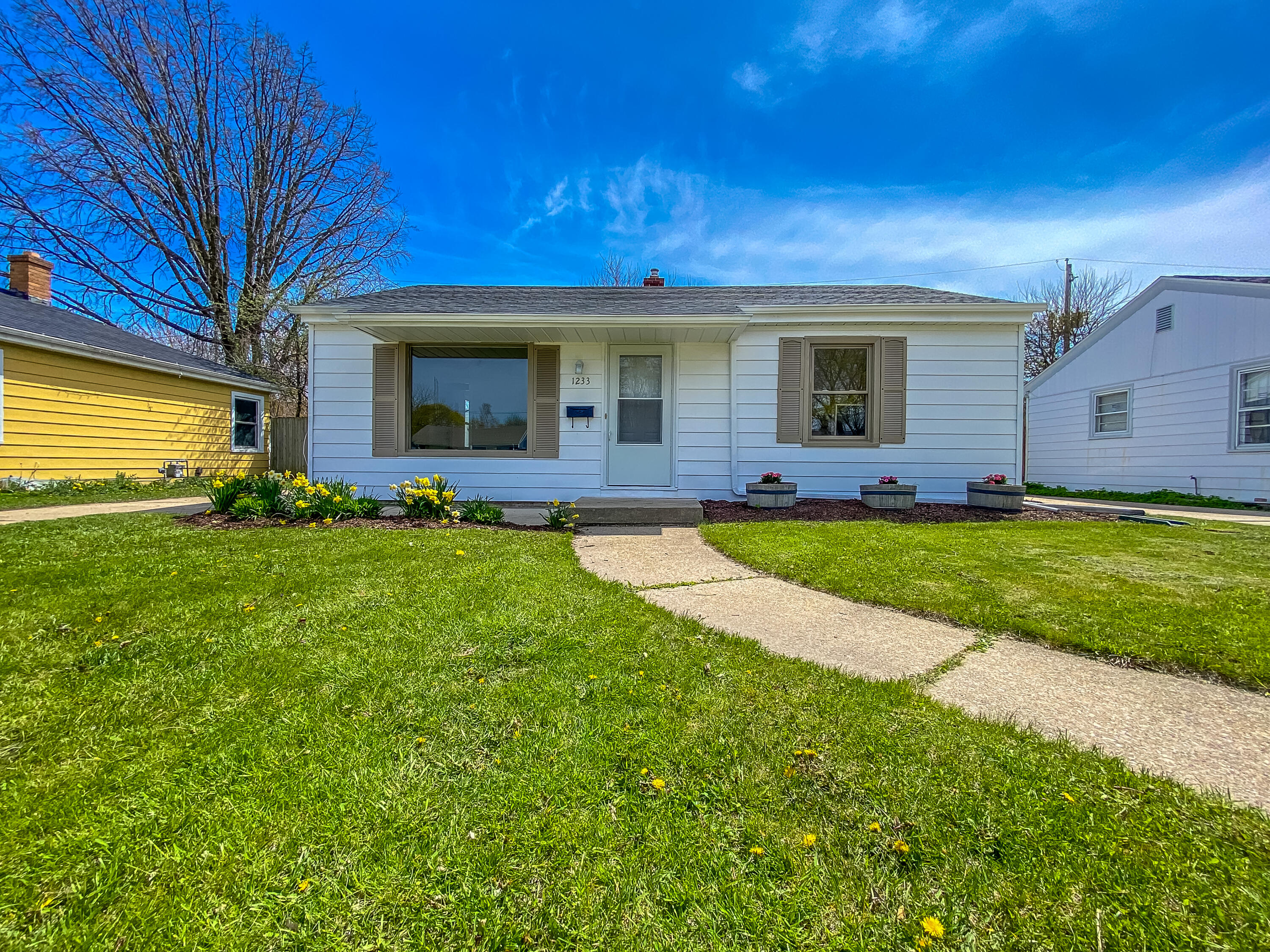 1233 Florence Avenue Racine, WI 53402 - Photo 1 of 1 Florence-24
