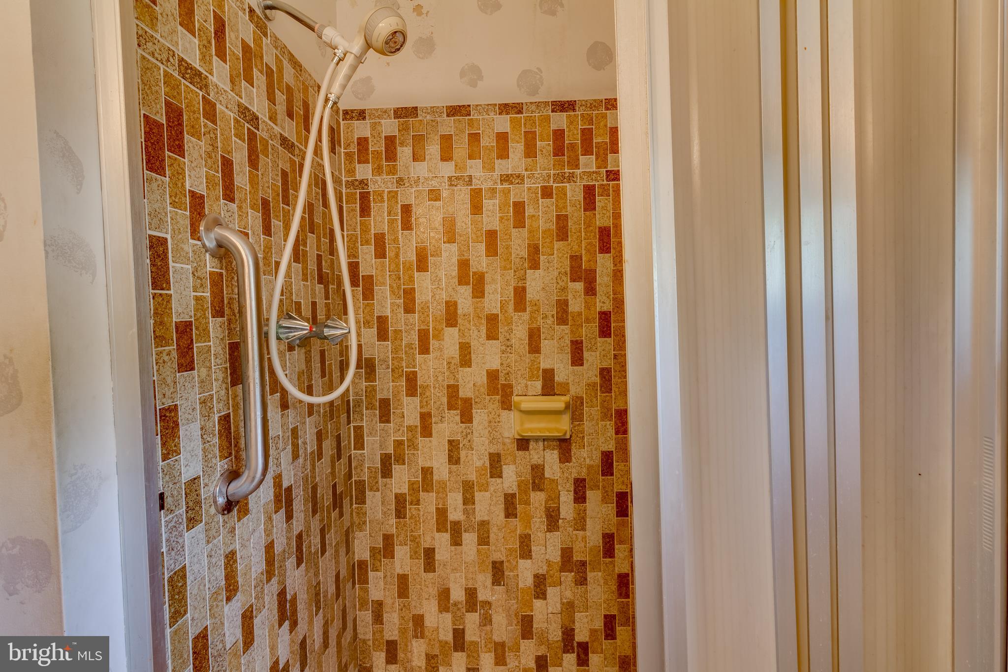225 Sunnybrook Road Barrington, NJ 08007 - Photo 11 of 26 a bathroom with a shower curtain and a shower curtain