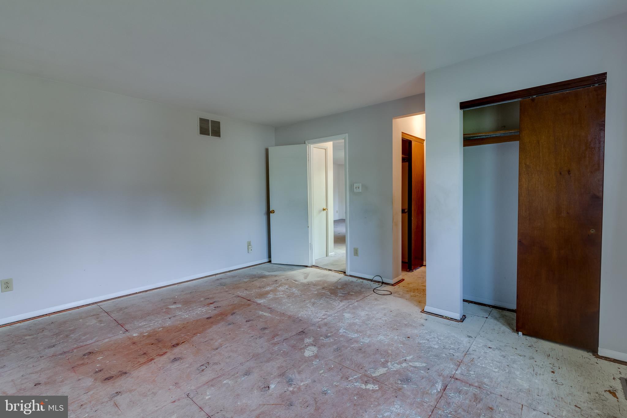 225 Sunnybrook Road Barrington, NJ 08007 - Photo 9 of 26 an empty room with closet and mirror