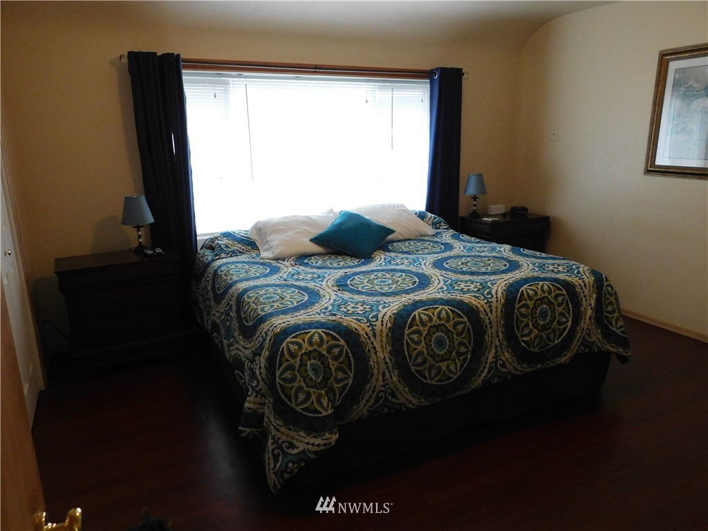 2902 Jackson Highway Chehalis, WA 98532 - Photo 19 of 32 a bed with a bed and a window