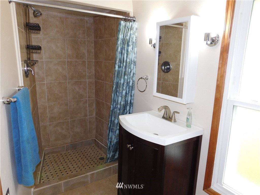 2902 Jackson Highway Chehalis, WA 98532 - Photo 21 of 32 a bathroom with a sink a shower and a mirror