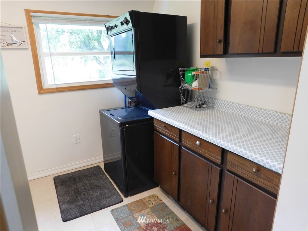2902 Jackson Highway Chehalis, WA 98532 - Photo 23 of 32 a bathroom with a sink a toilet and a window