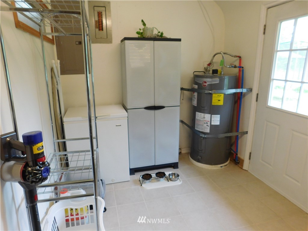 2902 Jackson Highway Chehalis, WA 98532 - Photo 24 of 32 a view of washer and dryer