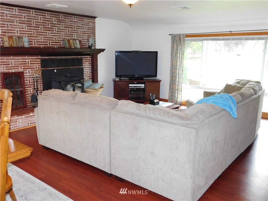 2902 Jackson Highway Chehalis, WA 98532 - Photo 4 of 32 a living room with furniture and a flat screen tv