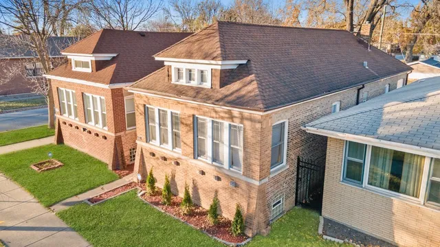 a view of front of house with a yard