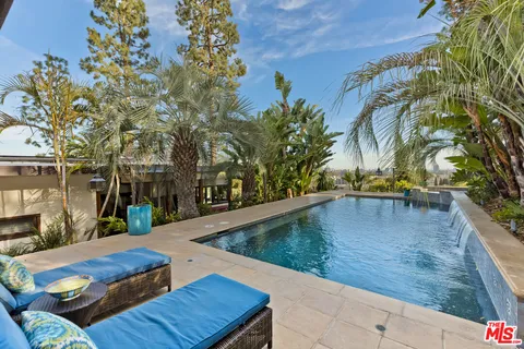 a view of a sky view