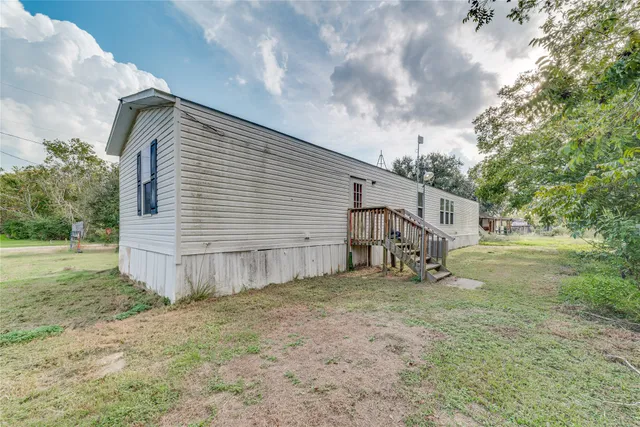 a view of a house with backyard