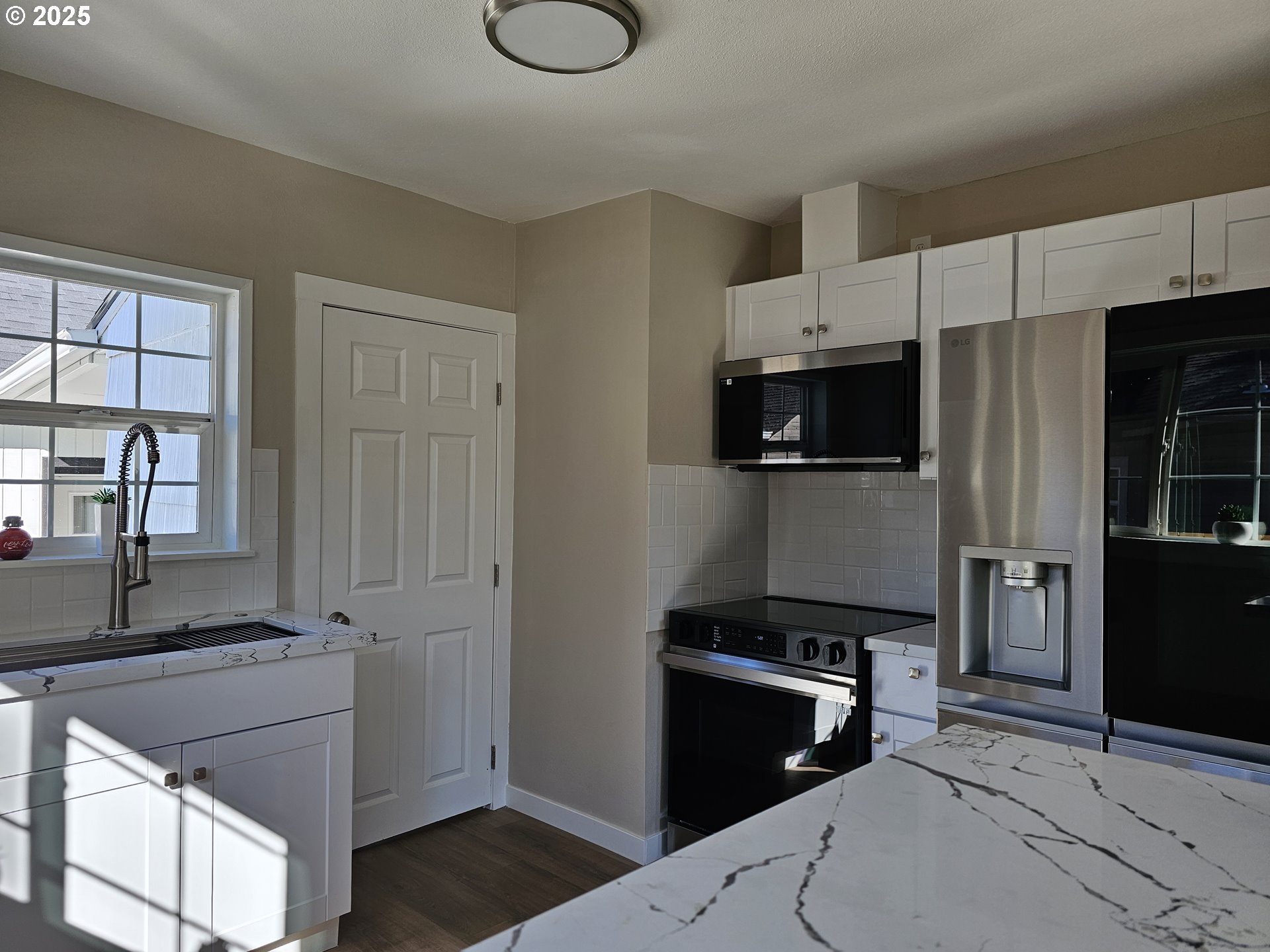 3128 Garfield Street Longview, WA 98632 - Photo 23 of 48 a kitchen with a refrigerator stove and microwave