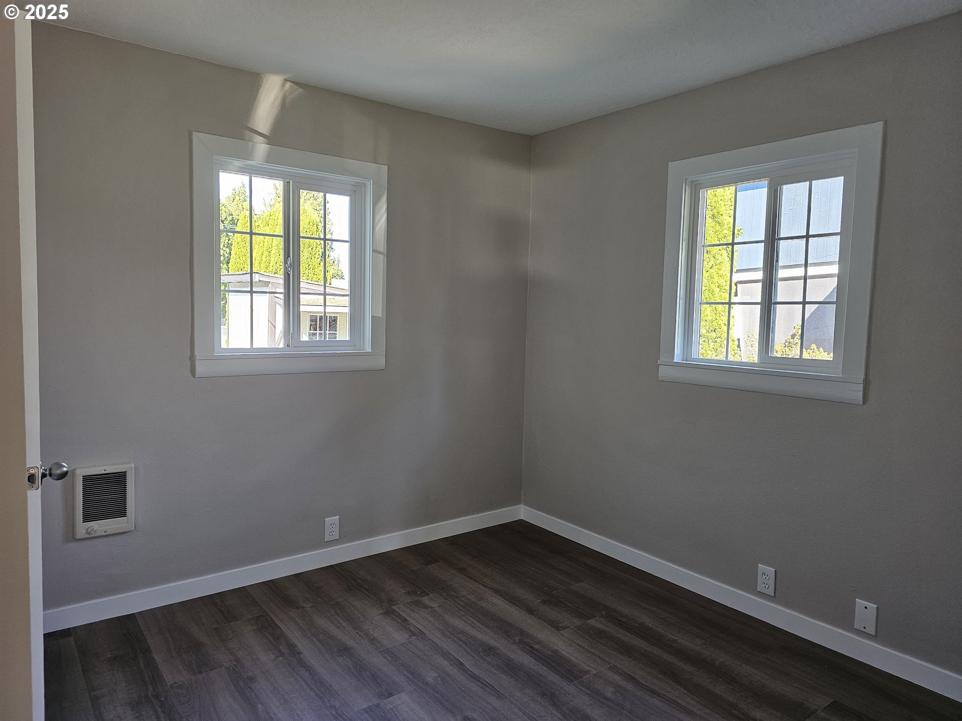 3128 Garfield Street Longview, WA 98632 - Photo 36 of 48 an empty room with a window