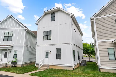 a view of a house with backyard