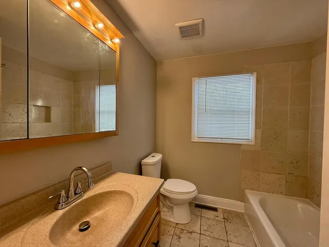 $2,500 | 746 North Glenwood Place, Aurora, IL 60506