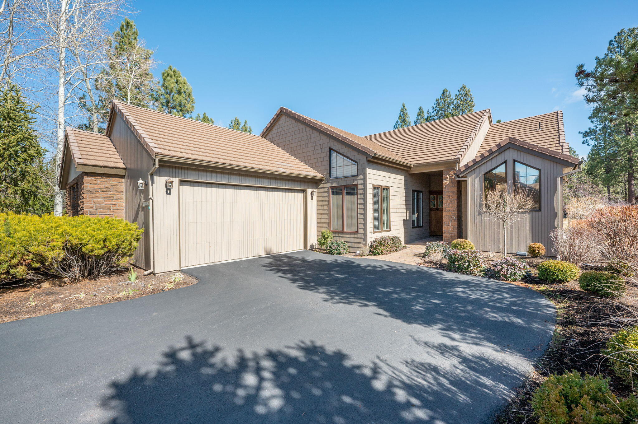 62029 Fall Creek Loop Bend, OR 97702 - Photo 2 of 32 02