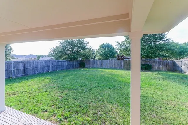 a view of a back yard