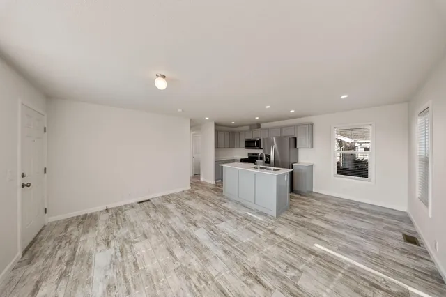 $170,950 | 317 Moffat Boulevard, Unit 6, Manteca, CA 95336