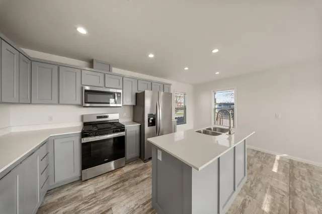 $170,950 | 317 Moffat Boulevard, Unit 6, Manteca, CA 95336