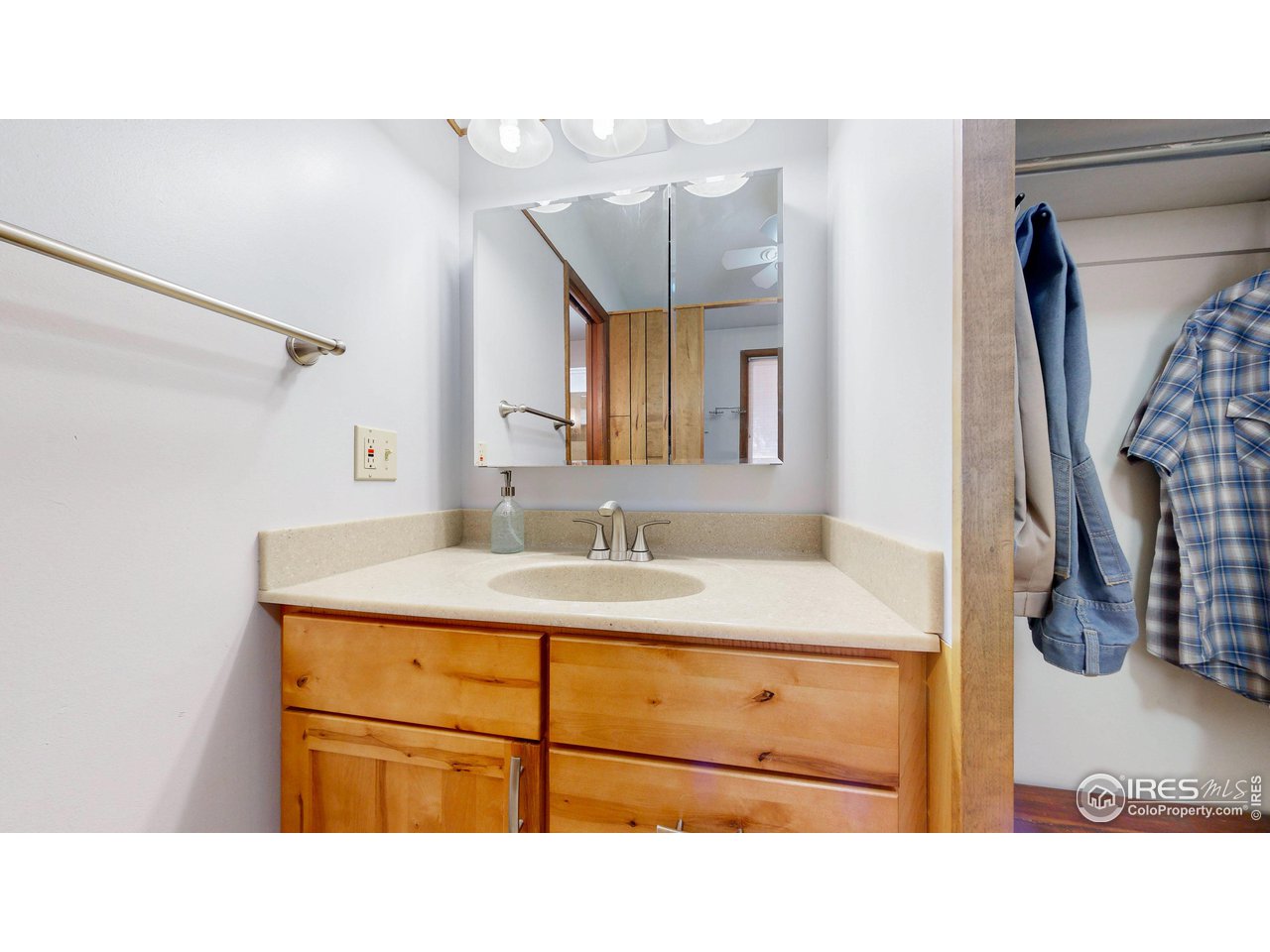 56 Algonquin Road Lyons, CO 80540 - Photo 20 of 40 Primary Bathroom