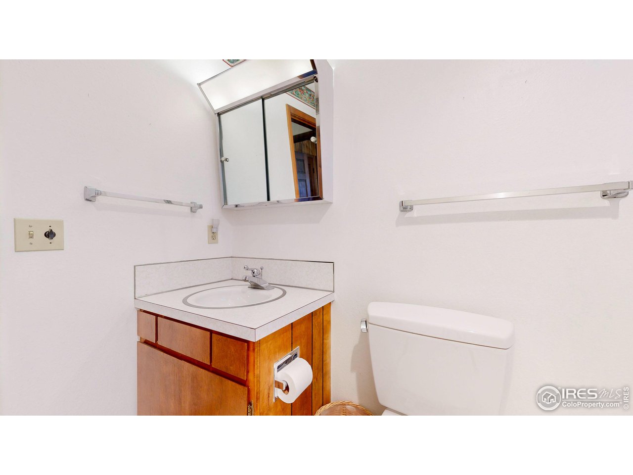 56 Algonquin Road Lyons, CO 80540 - Photo 33 of 40 Bathroom 3