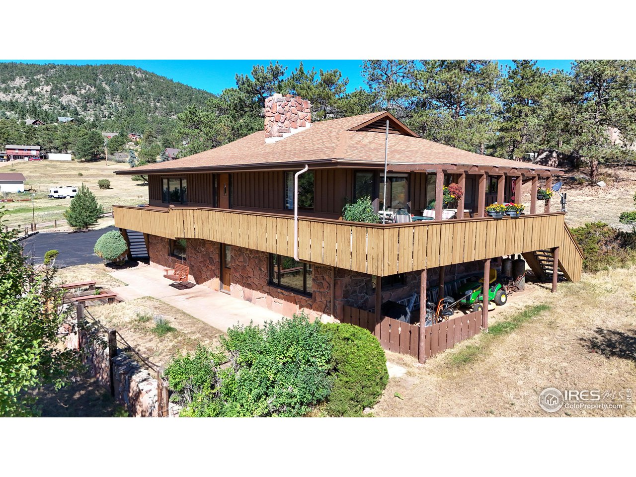 56 Algonquin Road Lyons, CO 80540 - Photo 5 of 40 Side View