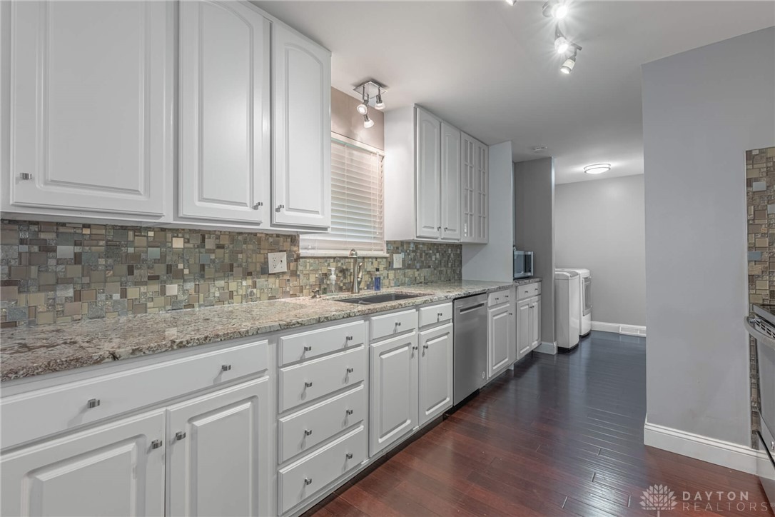 467 West Rahn Road Dayton, OH 45429 - Photo 10 of 41 This modern kitchen features crisp cabinetry, granite counters, and a sleek backsplash.