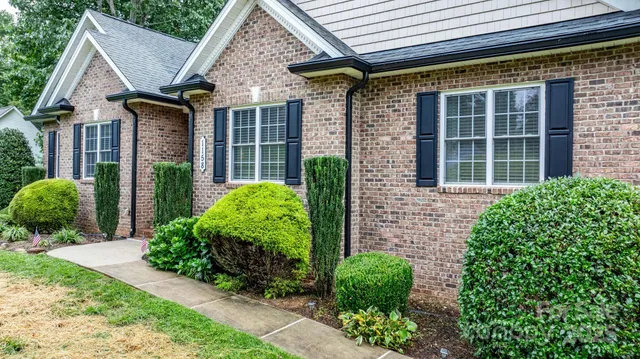 $515,000 | 1158 Waterford Drive, Hickory, NC 28602