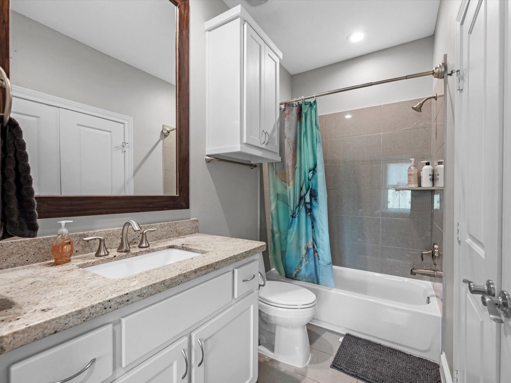 3610 Chenevert Street Houston, TX 77004 - Photo 24 of 32 Elegant third-floor full bathroom for added convenience.