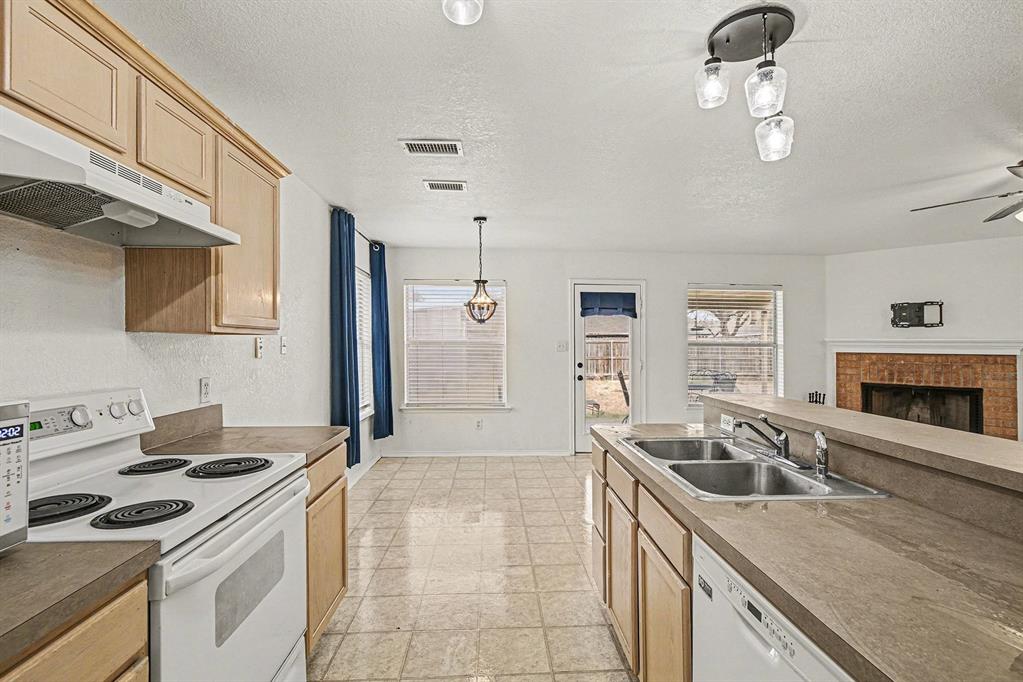 331 Meador Lane Burleson, TX 76028 - Photo 11 of 28