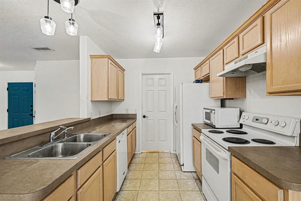 331 Meador Lane Burleson, TX 76028 - Photo 12 of 28