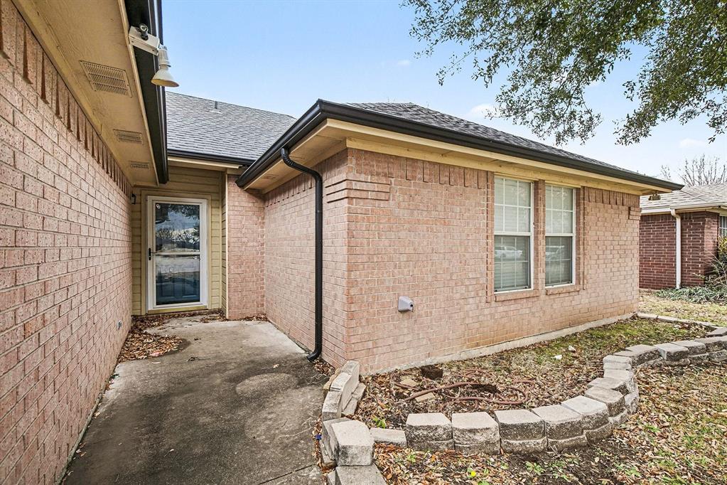 331 Meador Lane Burleson, TX 76028 - Photo 4 of 28