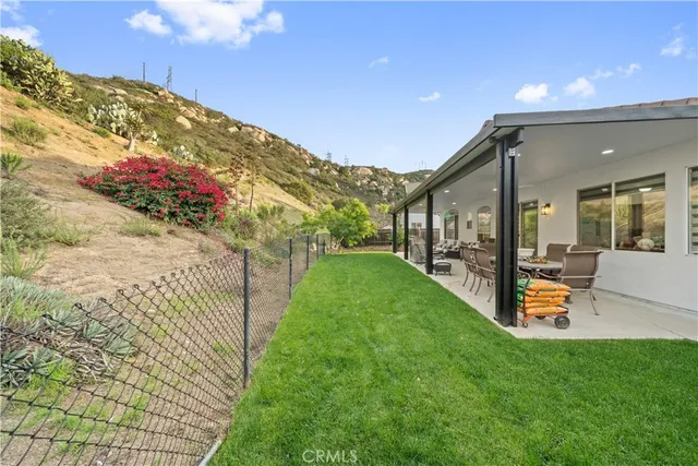 a view of a house with backyard