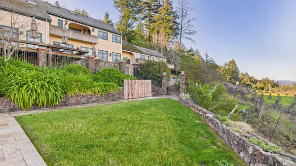 a view of a back yard