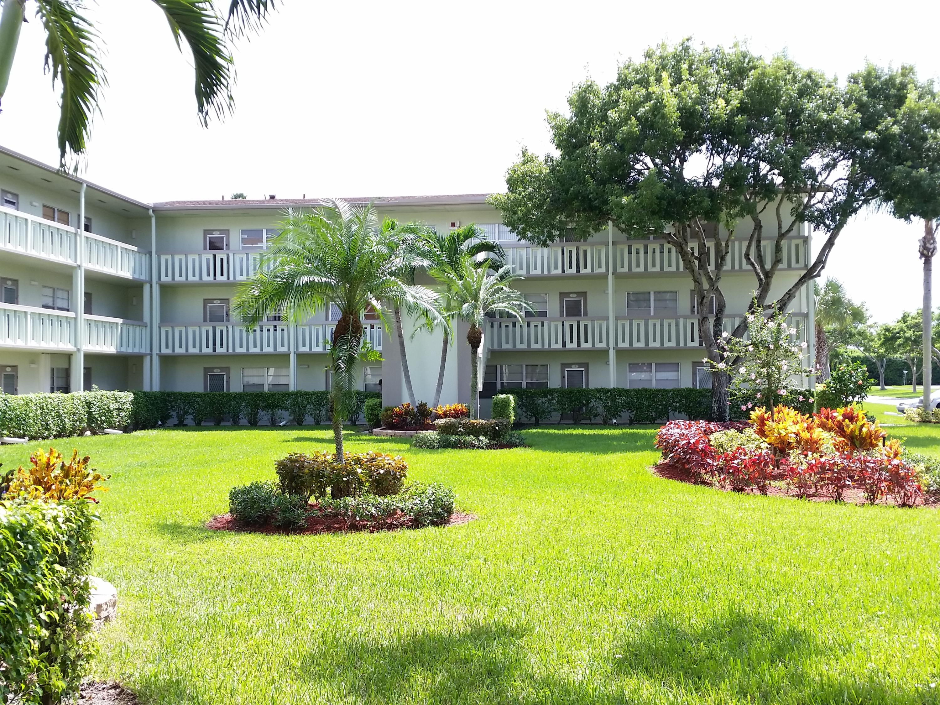 16 Dorset A Boca Raton, FL 33434 - Photo 15 of 55 Boca-Raton-Codo-16 Dorset A_Ext Courtyar