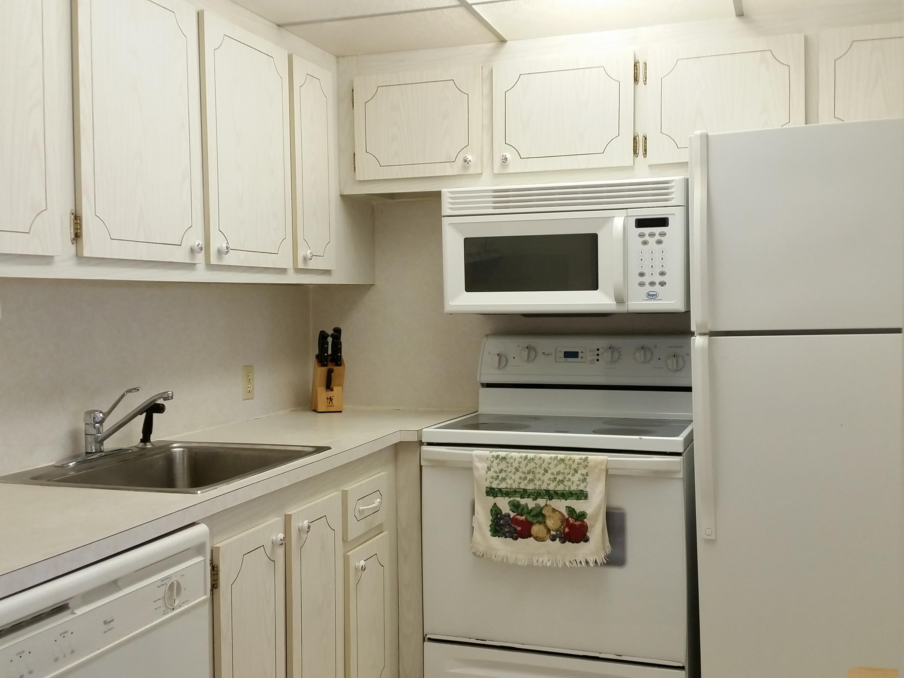 16 Dorset A Boca Raton, FL 33434 - Photo 20 of 55 Boca-Raton-Codo-16 Dorset A_Kitchen 1