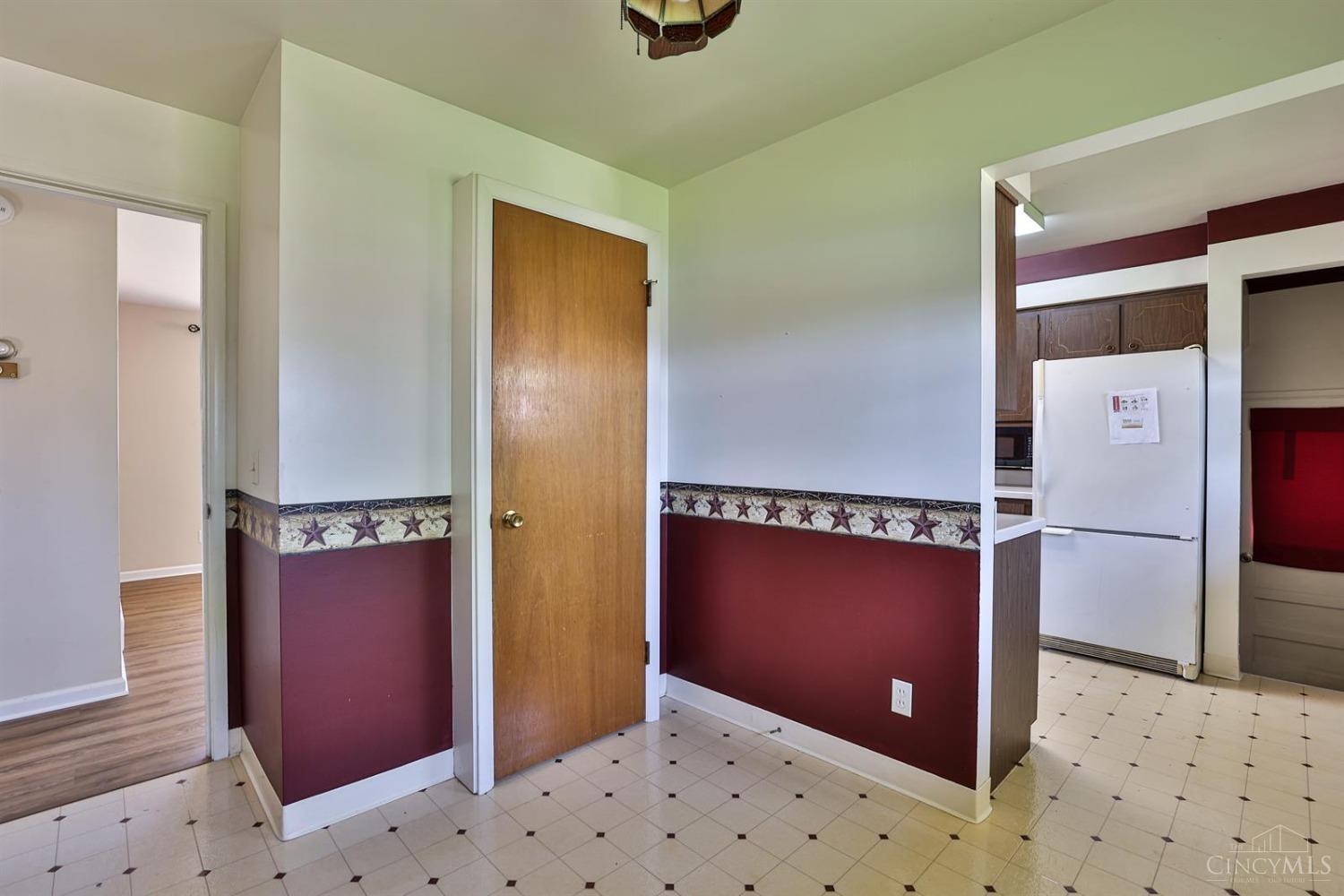 3388 Alexis Road Cincinnati, OH 45239 - Photo 13 of 28