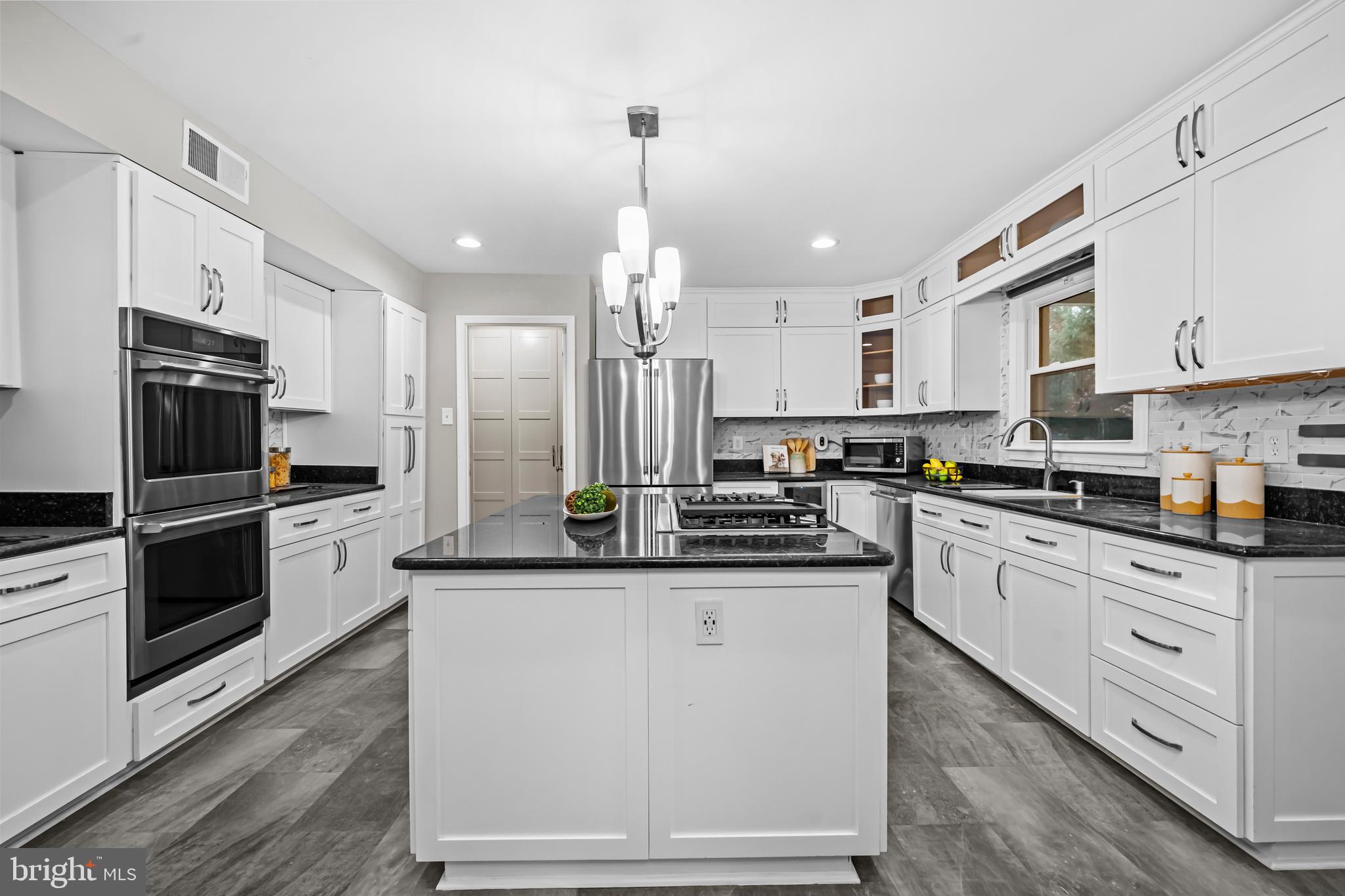 2169 Westglen Court Vienna, VA 22182 - Photo 9 of 63