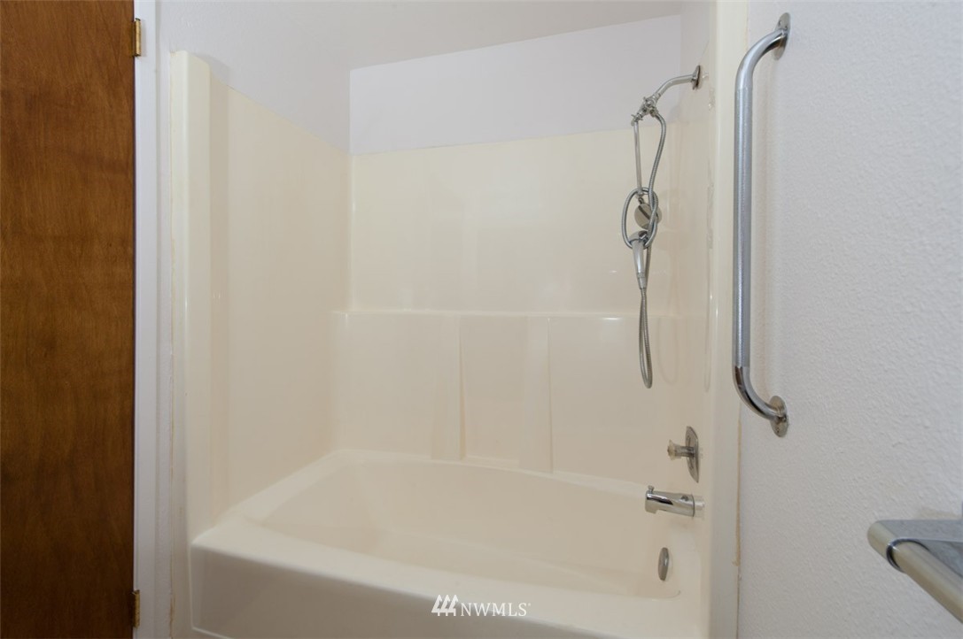 9517 Northeast 180th Street, Unit B101 Bothell, WA 98011 - Photo 13 of 23 Gallery Image 13