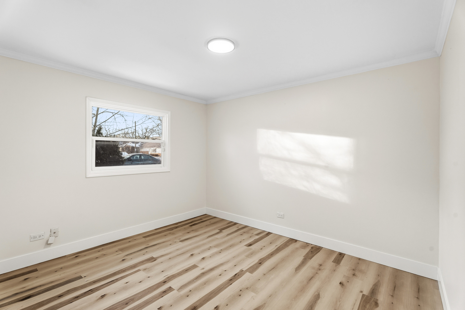 409 Winnemac Street Park Forest, IL 60466 - Photo 14 of 21 an empty room with a window