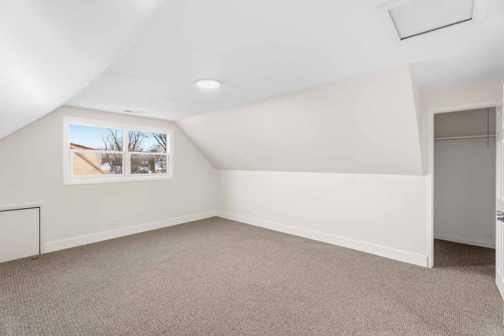 409 Winnemac Street Park Forest, IL 60466 - Photo 15 of 21 an empty room with windows