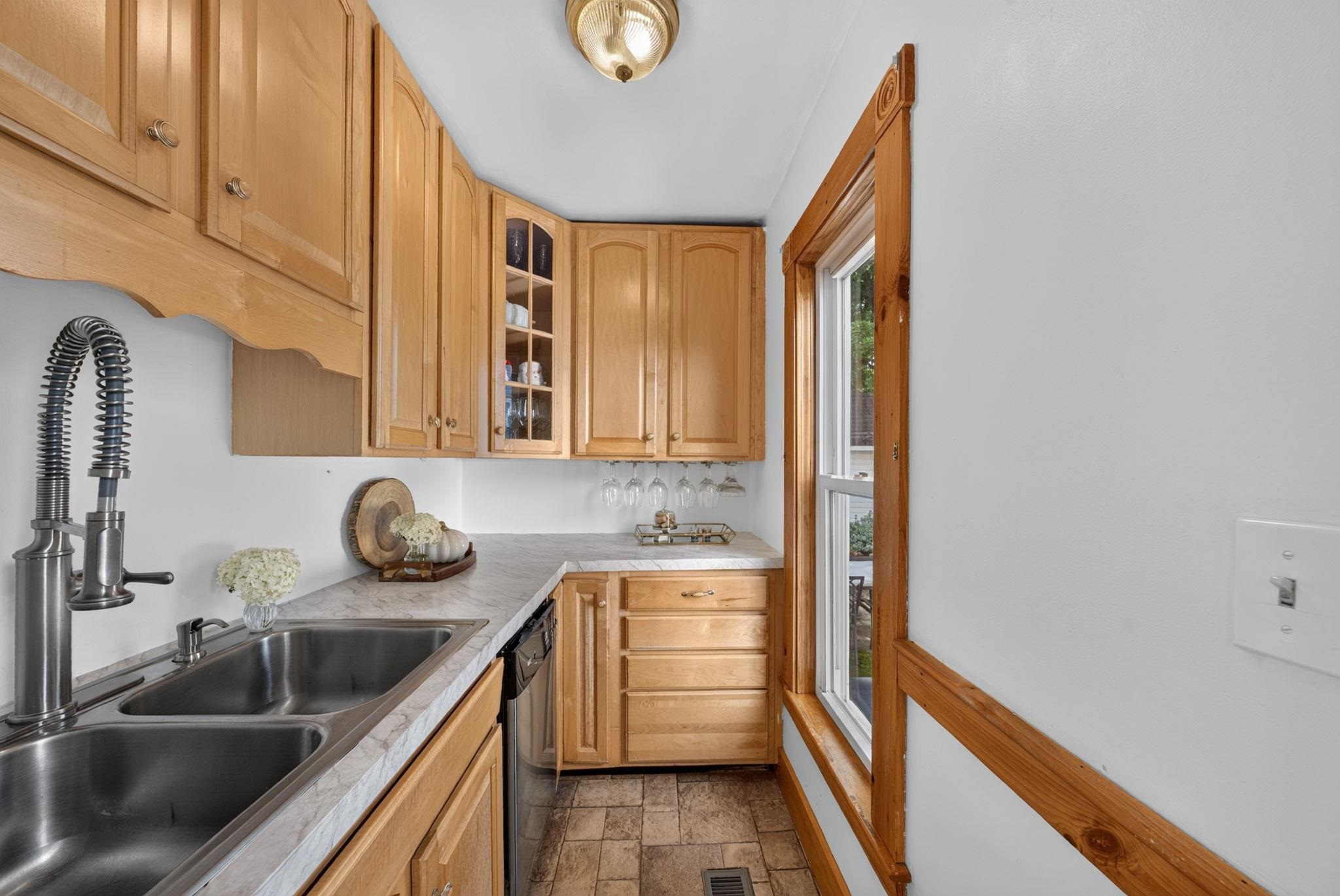 442 Mammoth Road Manchester, NH 03109 - Photo 34 of 41 Gallery Image 34