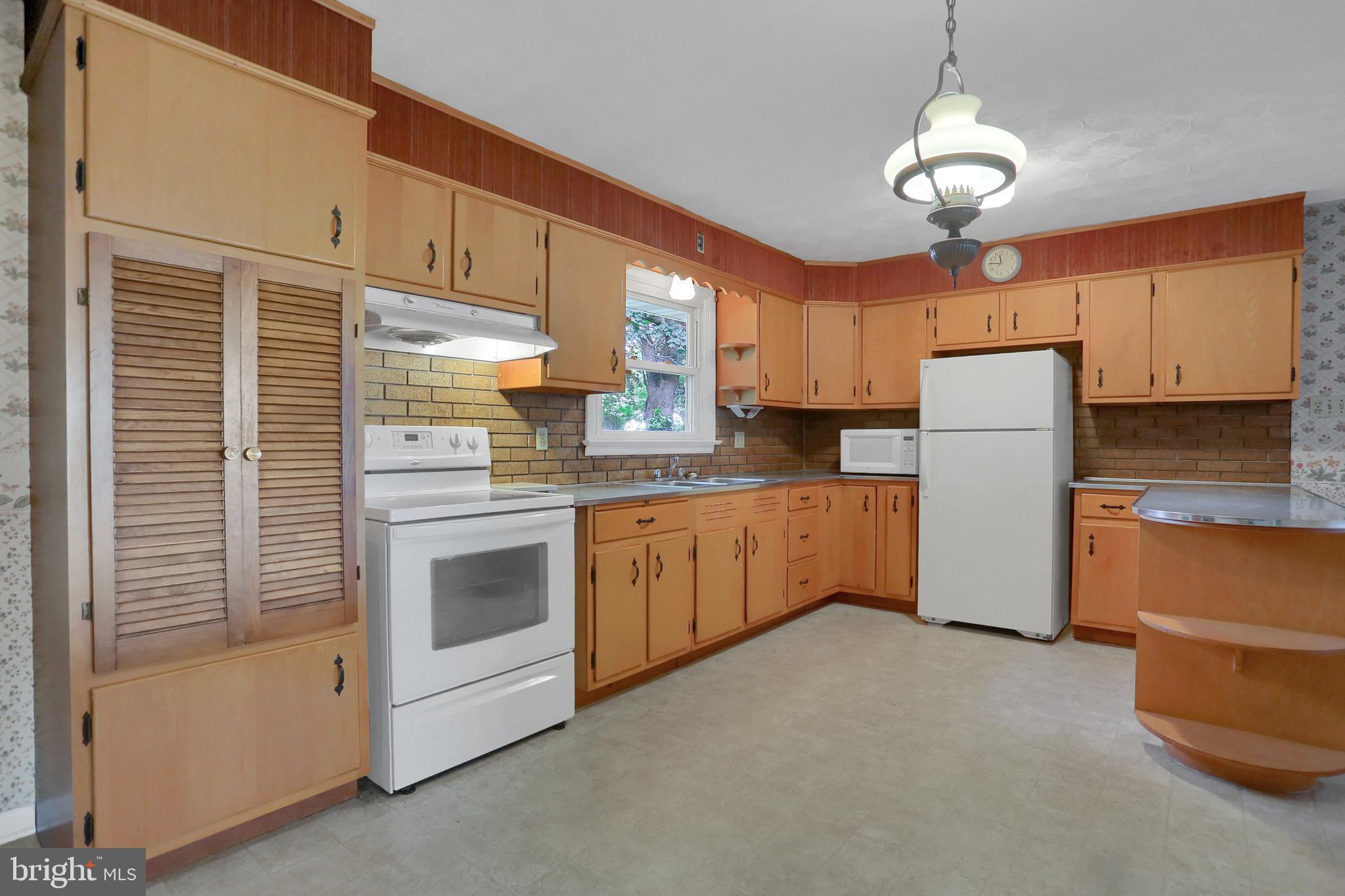 4240 Fairview Road Columbia, PA 17512 - Photo 17 of 40 Kitchen has eat in area and breakfast bar