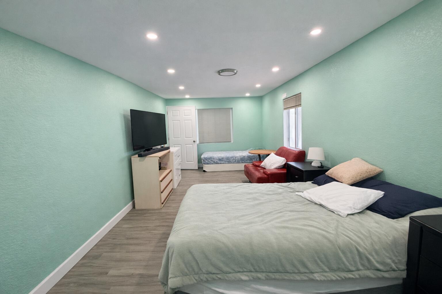 1381 West 1st Street Riviera Beach, FL 33404 - Photo 13 of 30 736DF593-BC38-4AFF-8FF9-108C8ACC580E