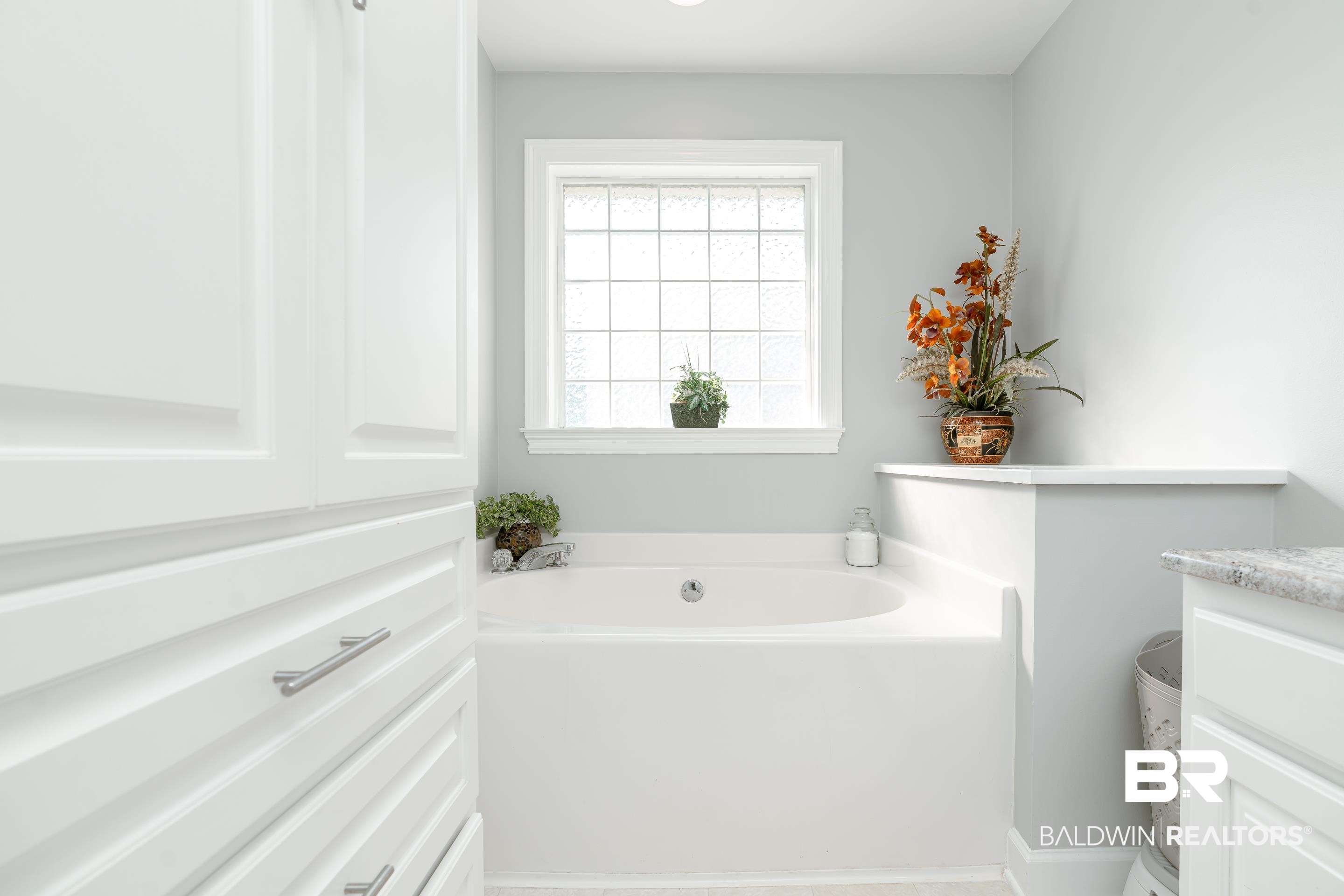 9477 Deerfield Drive Irvington, AL 36544 - Photo 22 of 58 Bathroom with a bathing tub and vanity