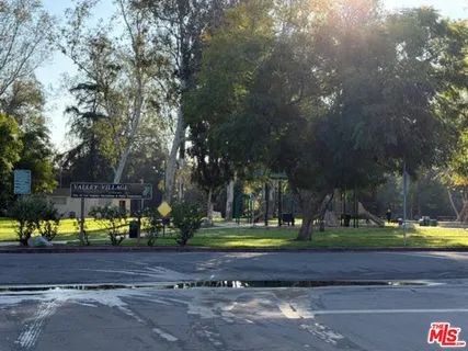 a view of a yard in front of the house