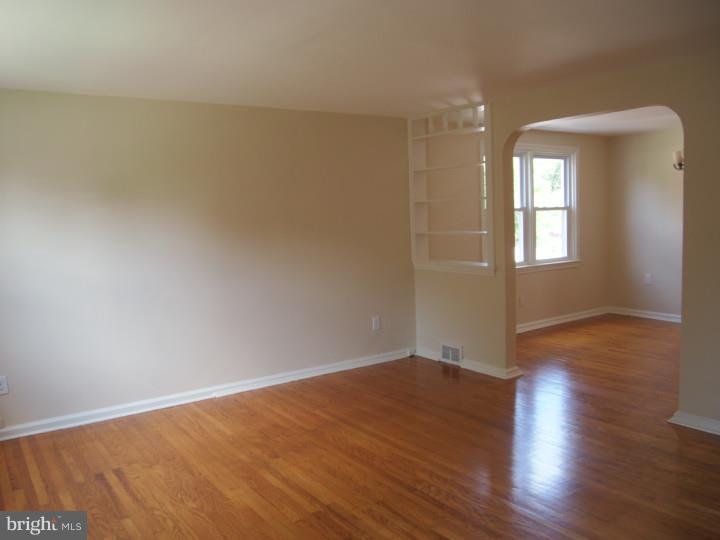 317 Laurel Road Sharon Hill, PA 19079 - Photo 3 of 12 Gallery Image 3