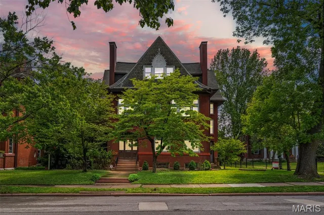 $650,000 | 3130 Russell Boulevard, St. Louis, MO 63104