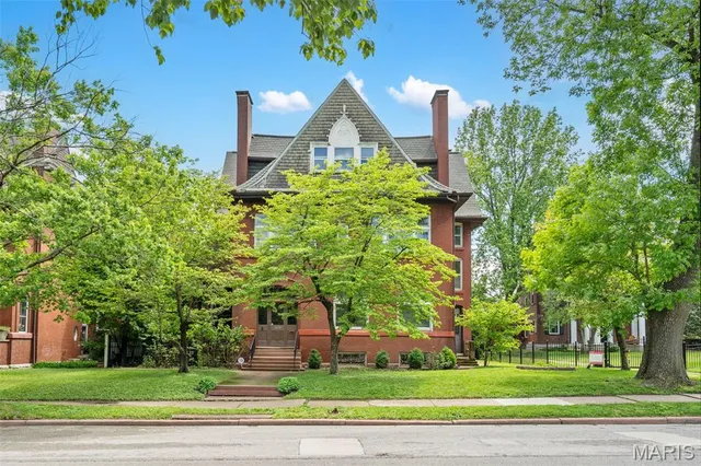 $650,000 | 3130 Russell Boulevard, St. Louis, MO 63104